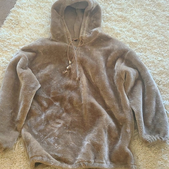 Hooded Pullover - Picture 1 of 9